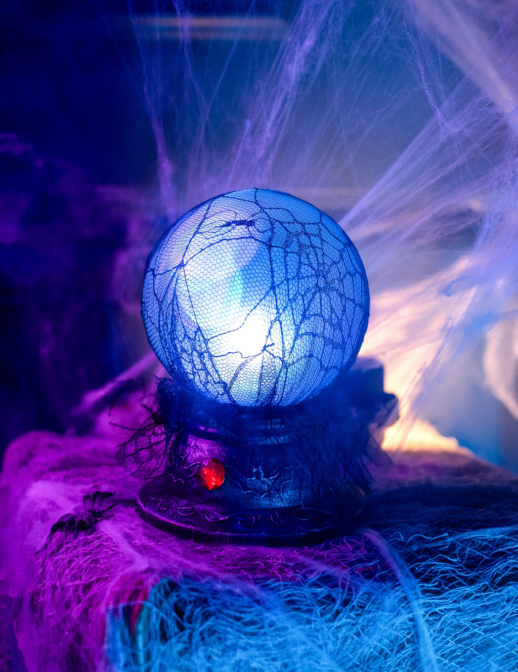Le cabinet de la sorcière — boule de cristal lumineuse et sonore, 19 × 13 cm