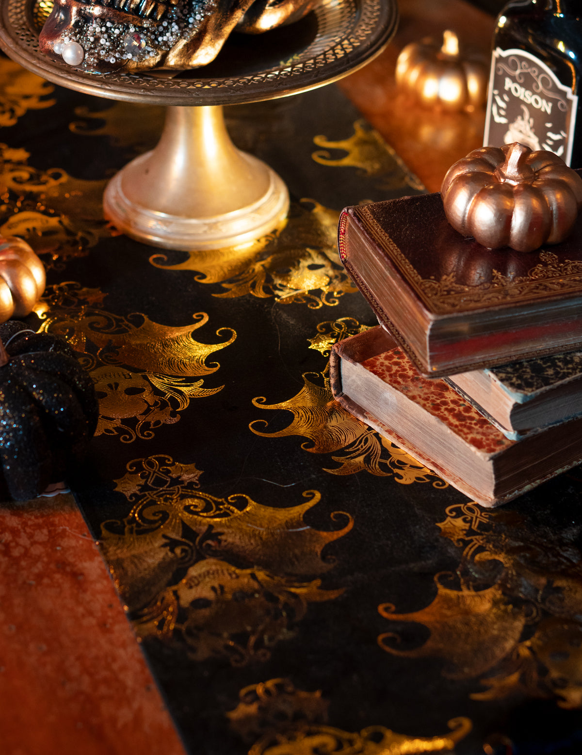 Le manoir gothique — chemin de table lavable en velours noir et crânes dorés, 3 m