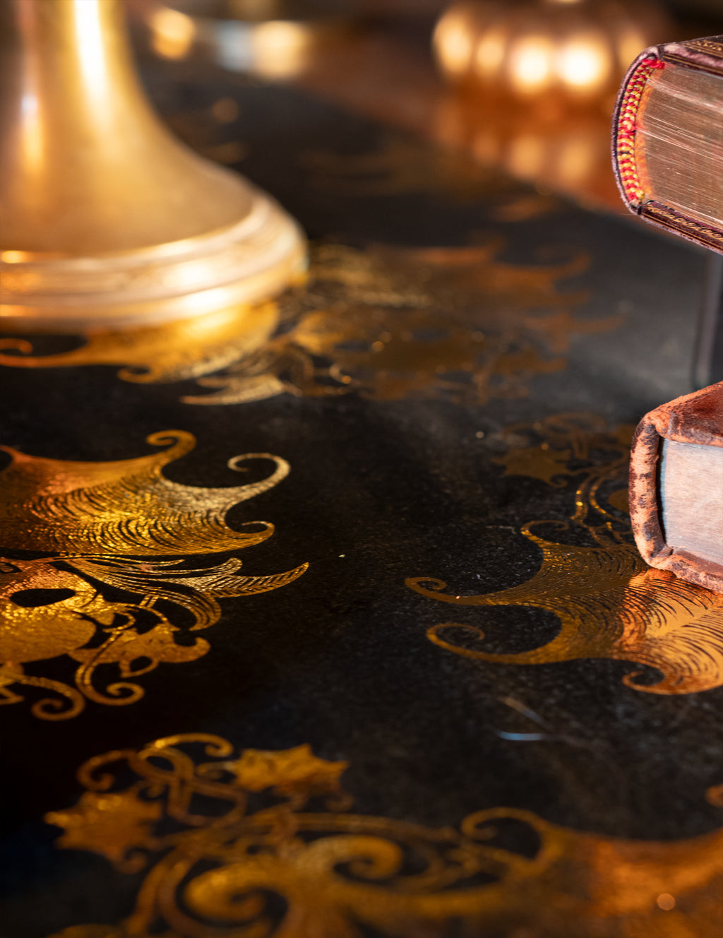 Le manoir gothique — chemin de table lavable en velours noir et crânes dorés, 3 m