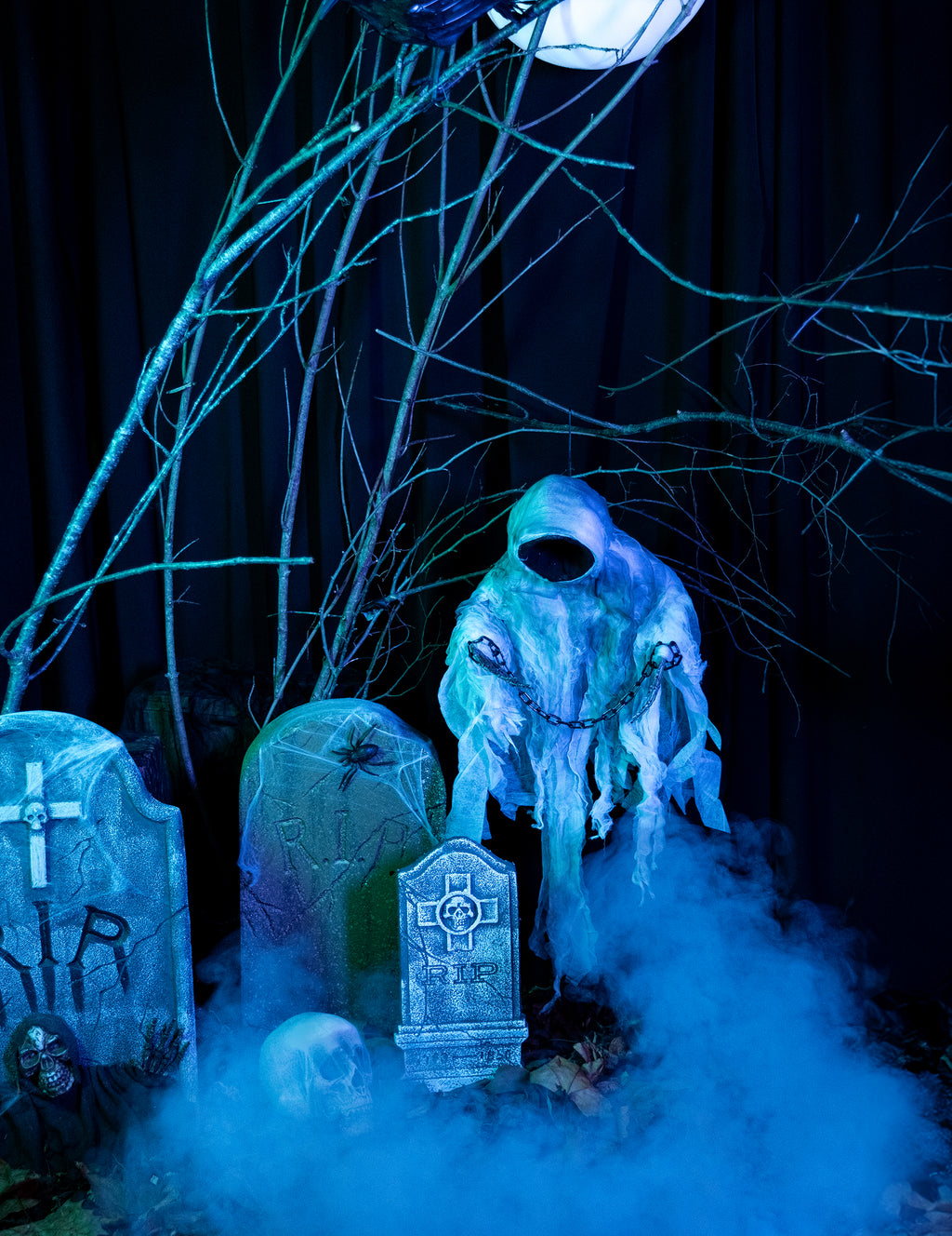 Décoration à suspendre squelette enchaîné lumineux Halloween 100 cm