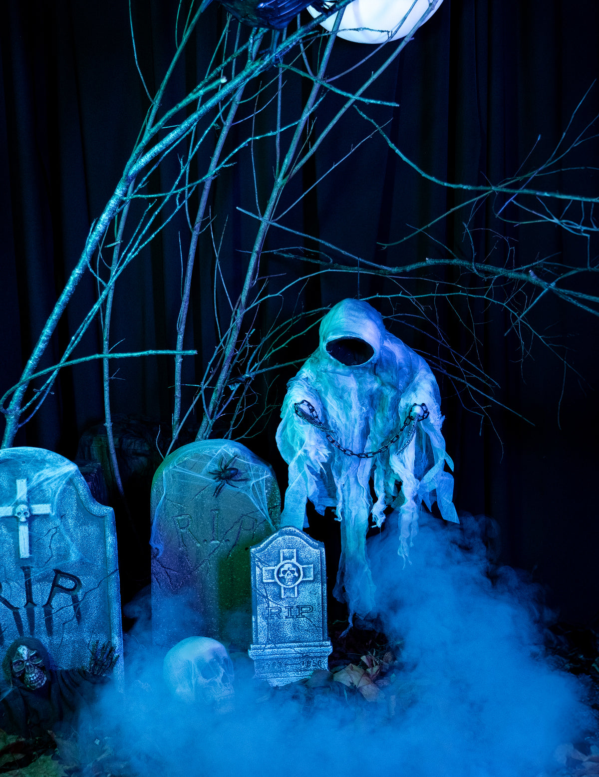 Décoration à suspendre squelette enchaîné lumineux Halloween 100 cm