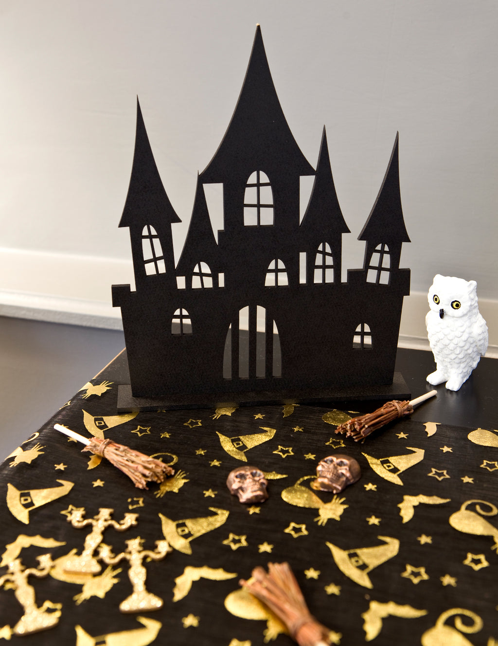 Décoration château hanté en bois noir 18 x 23 cm
