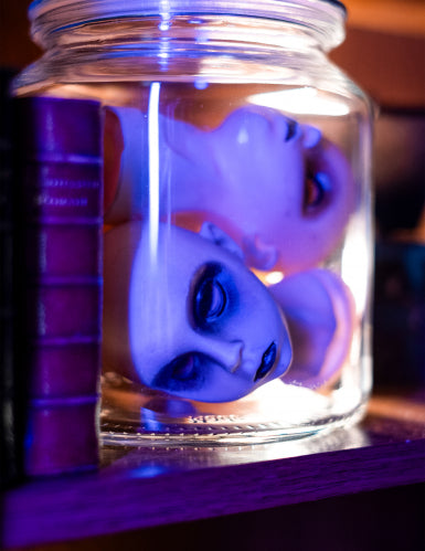 Décorations têtes de poupées cadavériques