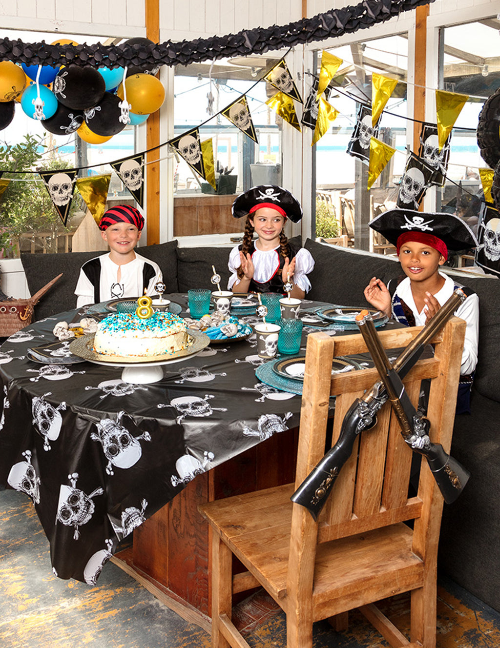 Le trésor du pirate maudit — guirlande plastique de 10 fanions pirates