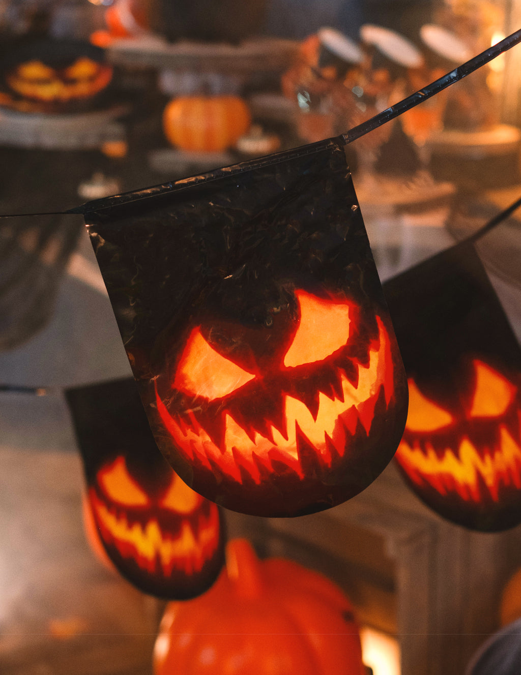 Les citrouilles lumineuses — guirlandes de fanions citrouille en plastique, 6 m chacune