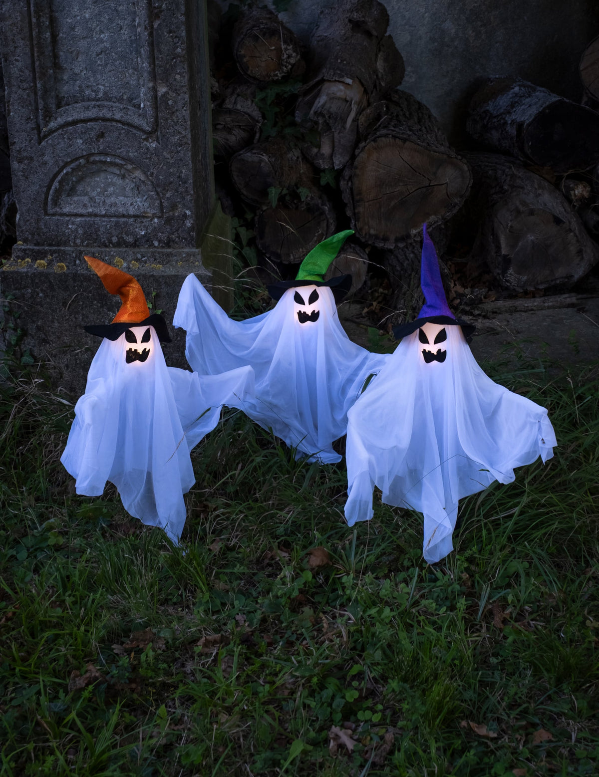L'allée des fantômes — set de trois fantômes lumineux à planter, 68 cm