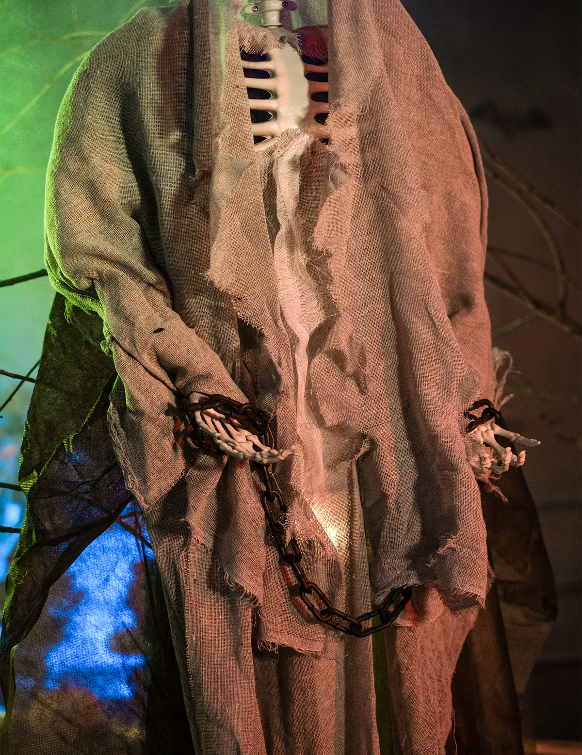 Squelette gris lumineux à suspendre Halloween 180 cm